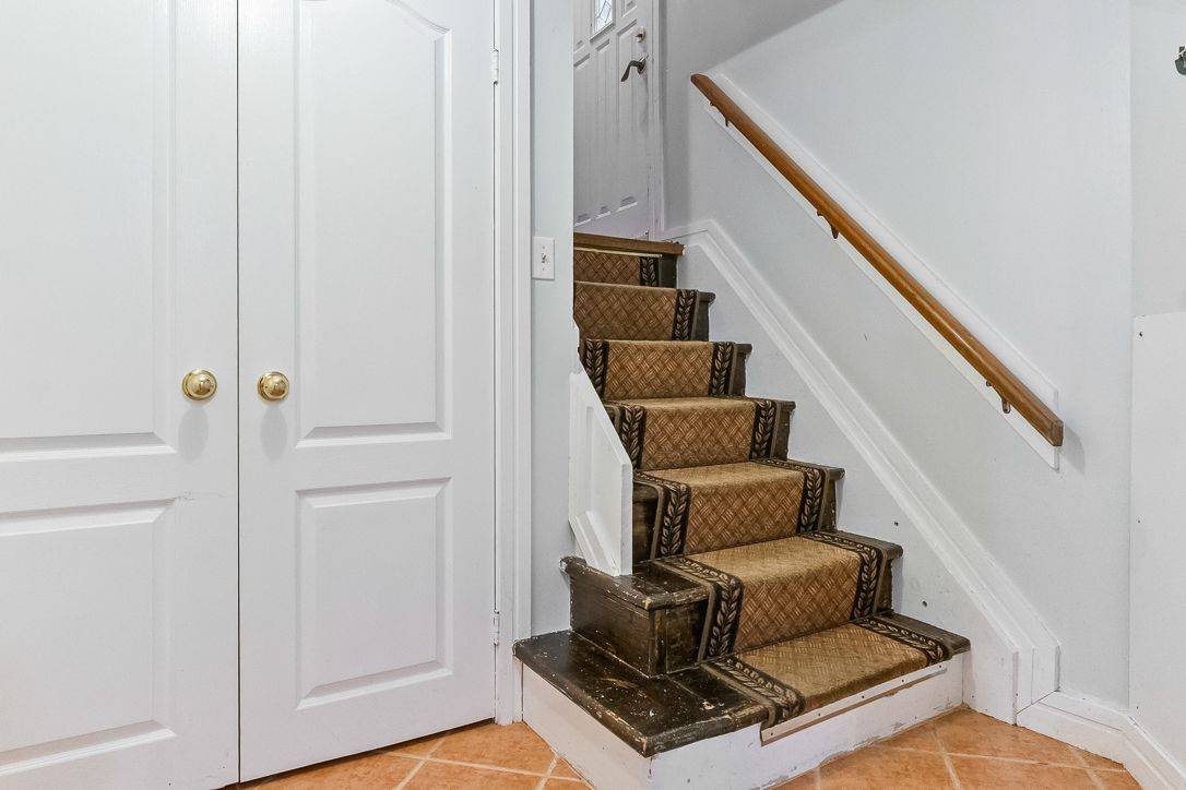 Oakville, ON L6K 2P2,249 Southview RD #Lower