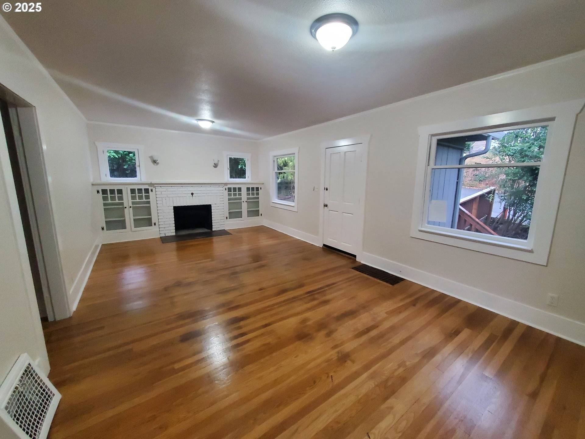 St Helens, OR 97051,122 S 8TH ST