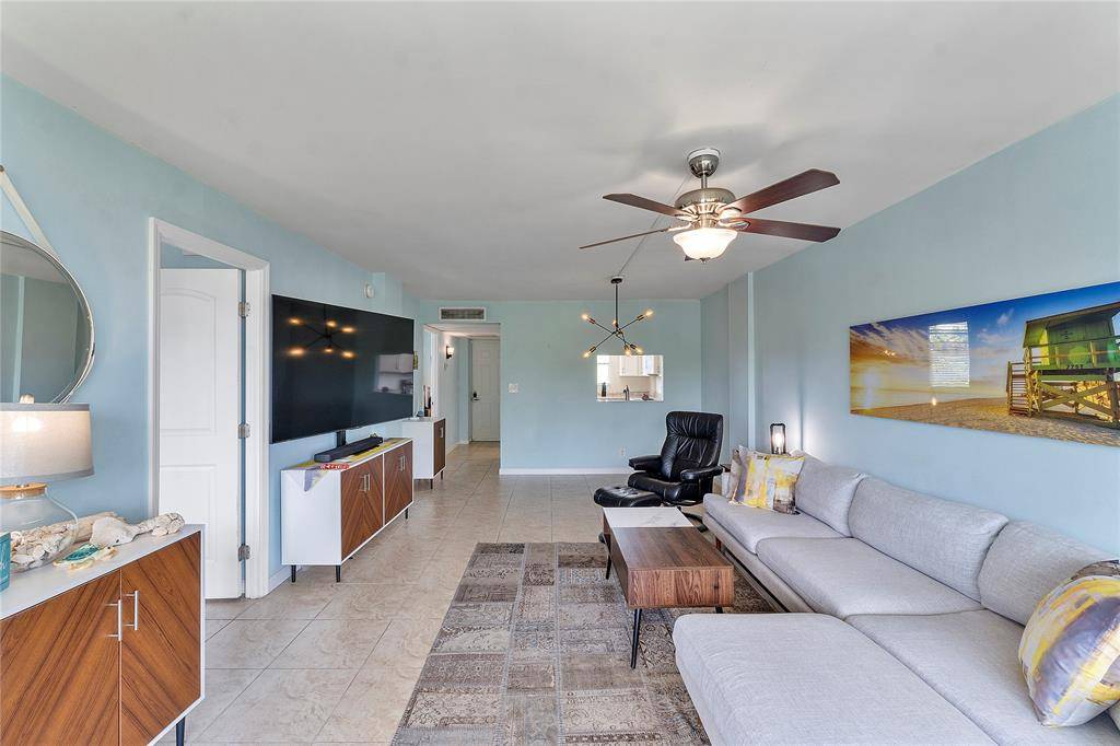 Oakland Park, FL 33309,104 Royal Park Dr #4B