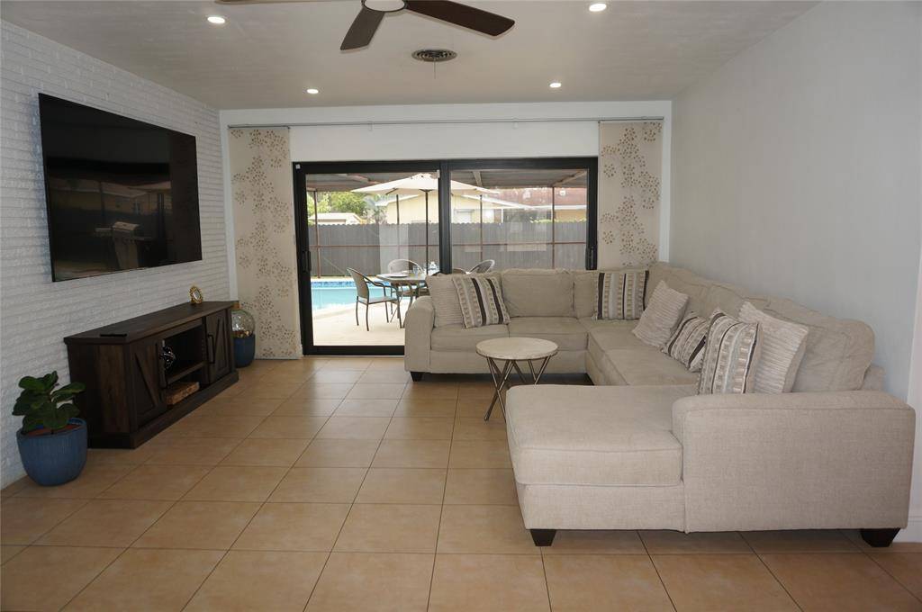 Miami, FL 33165,9220 SW 56th St