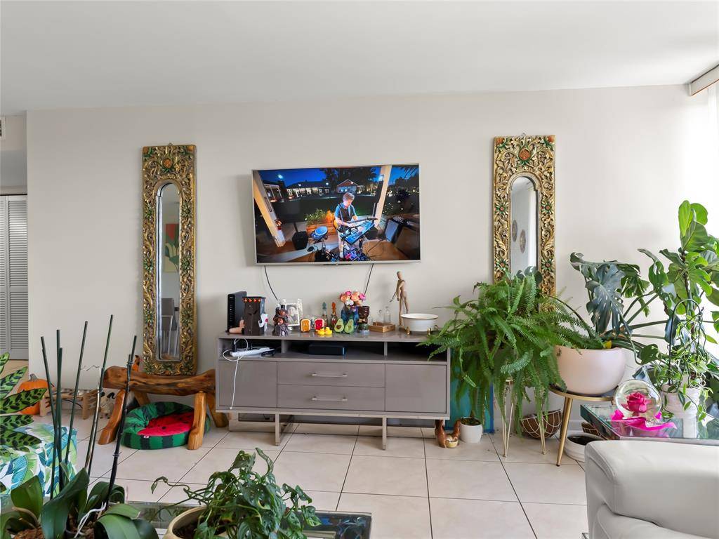 Fort Lauderdale, FL 33315,1301 River Reach Dr #515