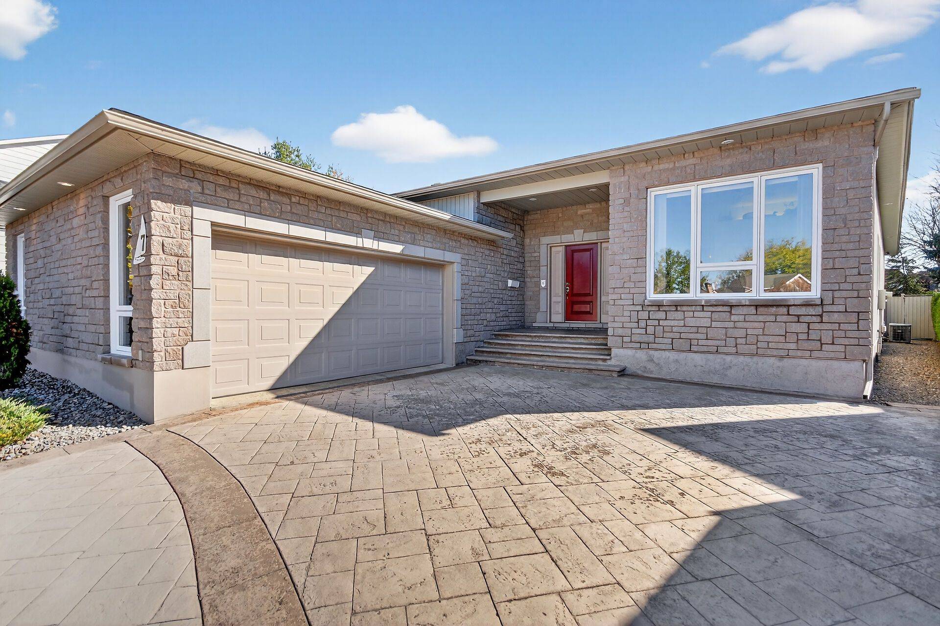 Barrhaven, ON K2J 3N5,7 Eagle Chase CT