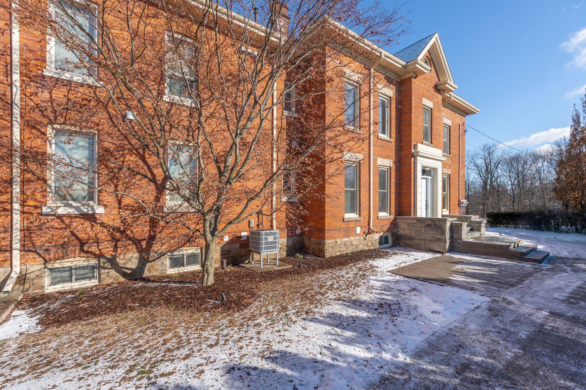 Hamilton, ON L8K 5T2,322 Mount Albion RD #B