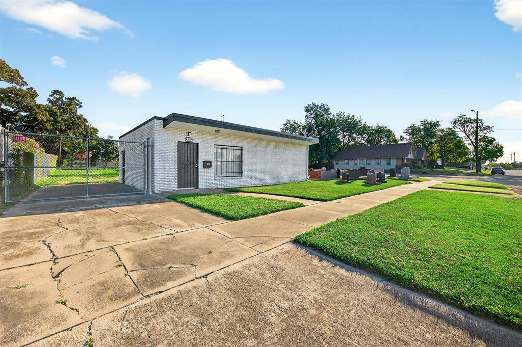 Denison, TX 75020,205 W Gandy Street