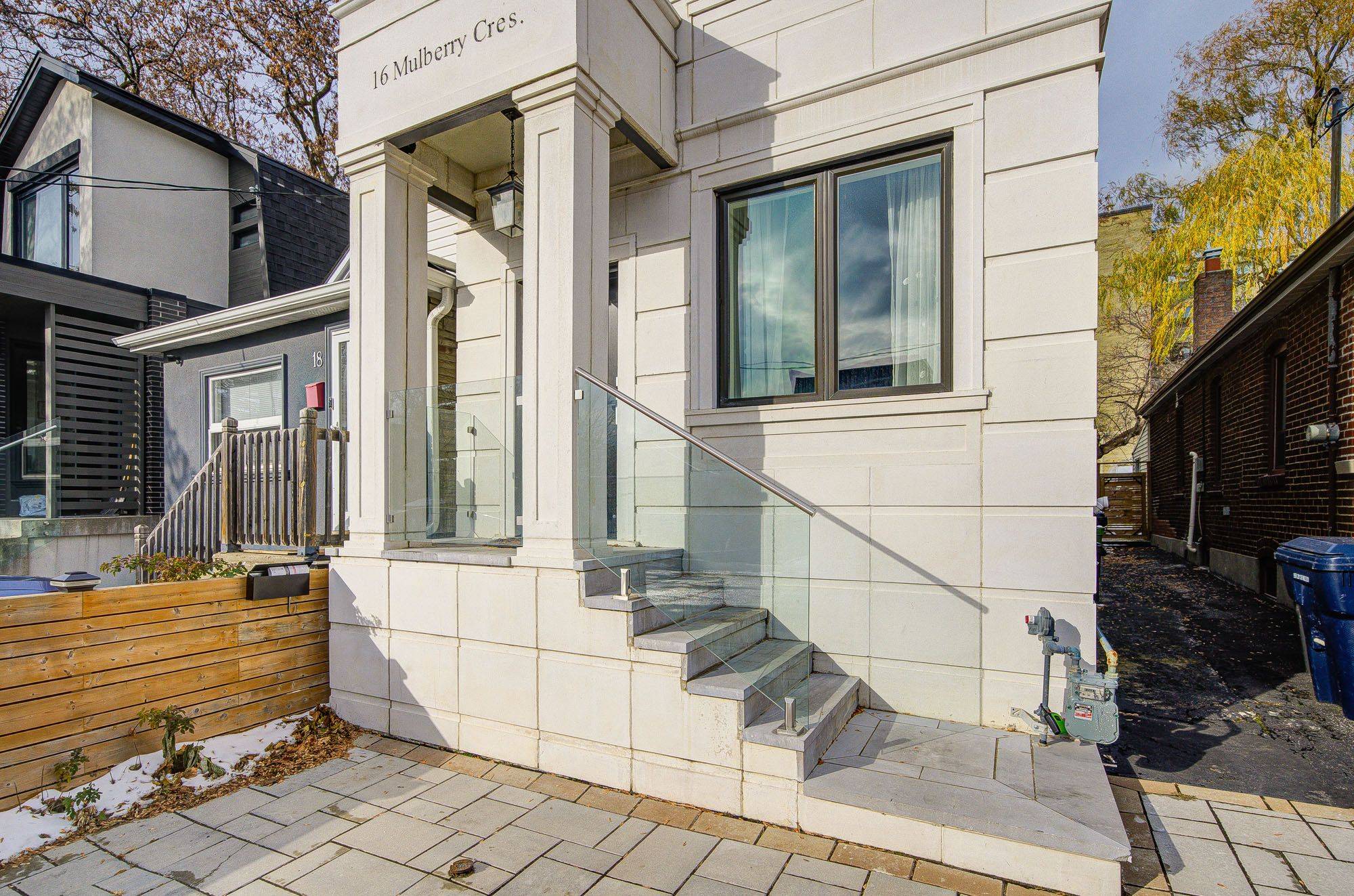 Toronto C03, ON M6C 1N5,16 Mulberry CRES