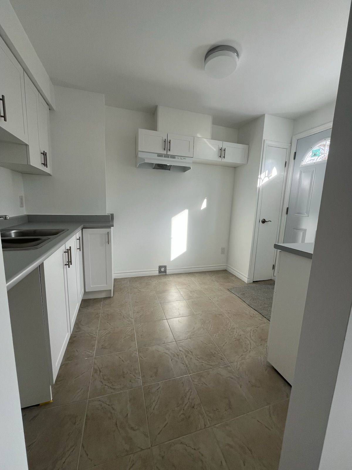 Barrie, ON L4M 5C4,63 Ferris LN #E3