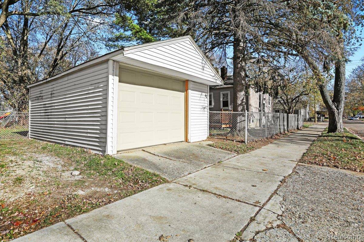 Lincoln Park, MI 48146,2490 Applewood AVE