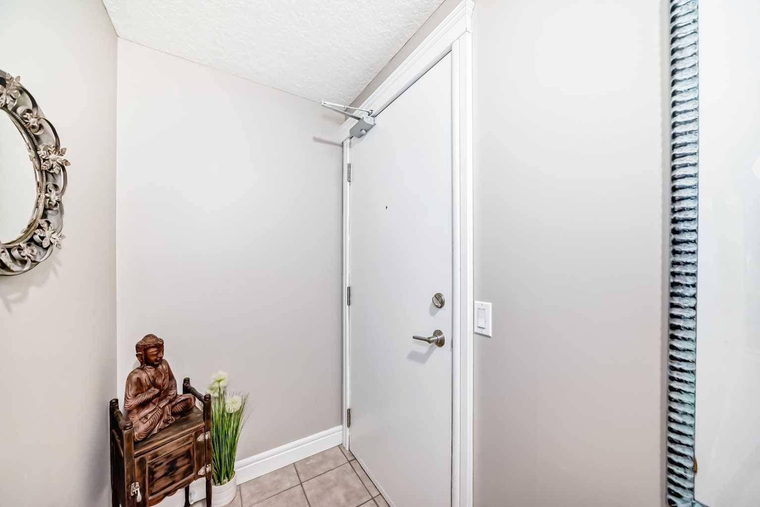 Calgary, AB T2T 2E1,2010 35 AVE SW #304