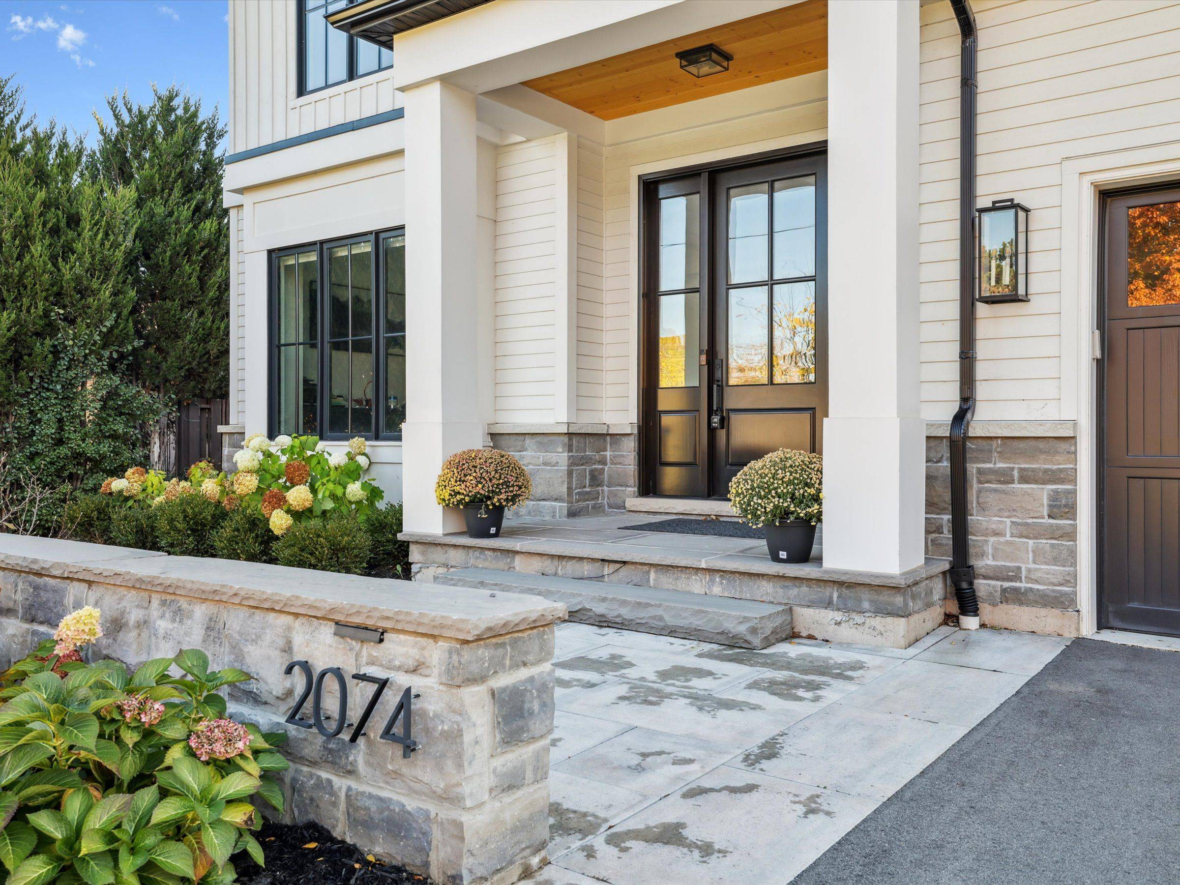 Oakville, ON L6L 2T9,2074 Seabrook DR