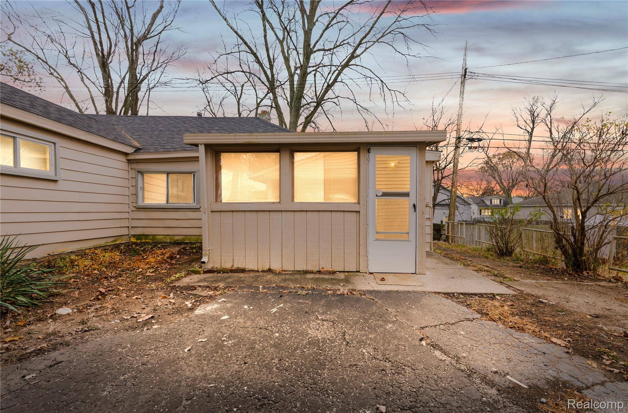 Waterford, MI 48328,933 Myrtle AVE