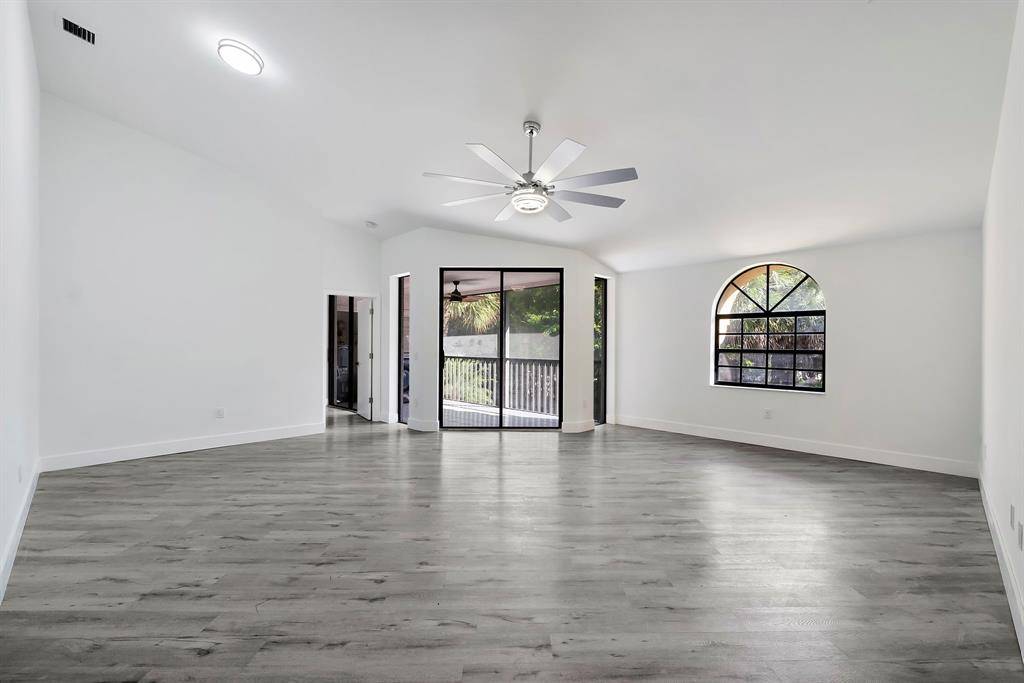 Boynton Beach, FL 33437,5131 Europa Dr #I