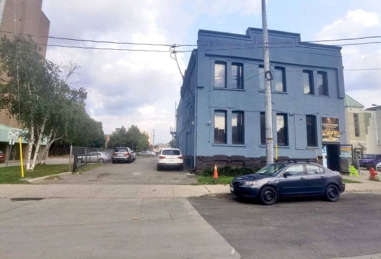 Hamilton, ON L8R 1M2,16 Jarvis ST