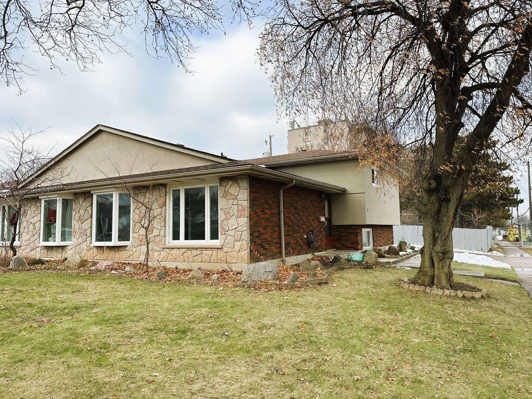 Hamilton, ON L8K 5W2,2 Country Club DR