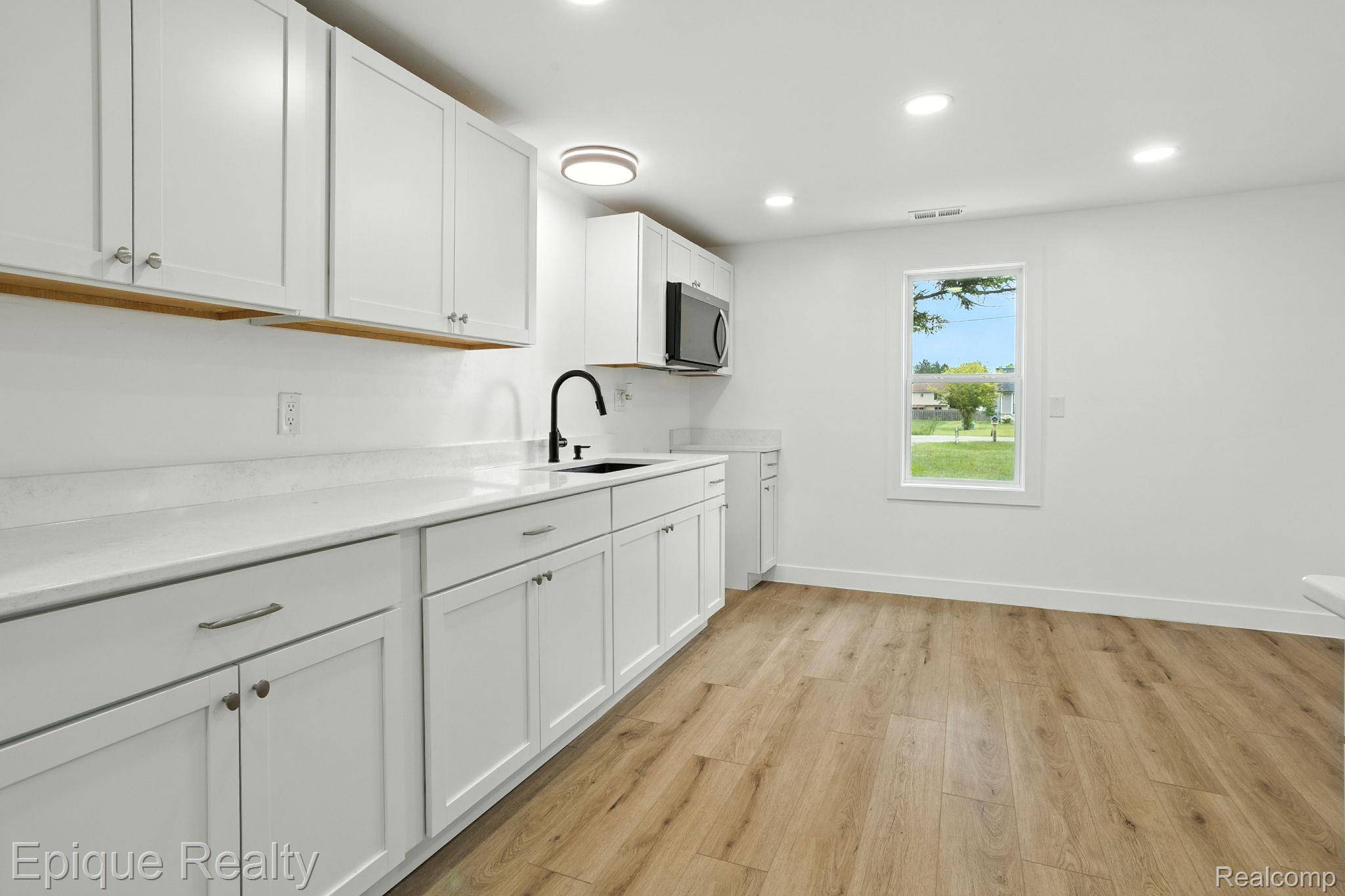 Kimball, MI 48074,1091 Allen RD