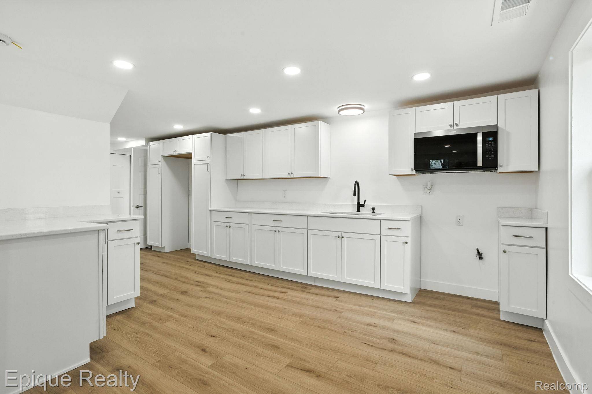 Kimball, MI 48074,1091 Allen RD