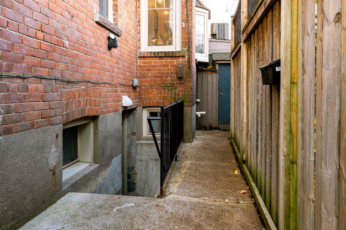 Toronto E03, ON M4K 2Y1,117 Jackman AVE #Basement