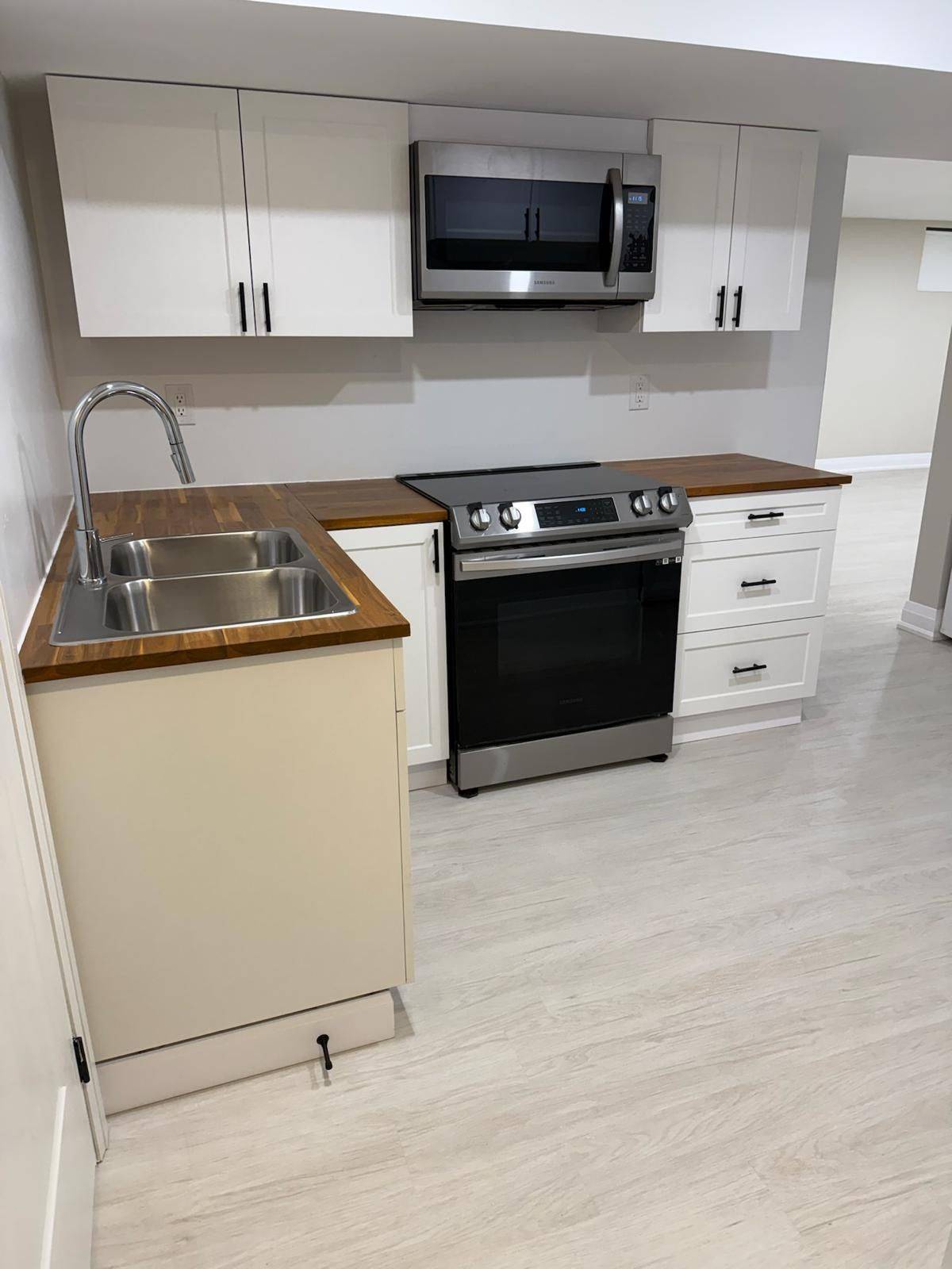 Oshawa, ON L1G 2X2,357 Rossland RD S #Lower