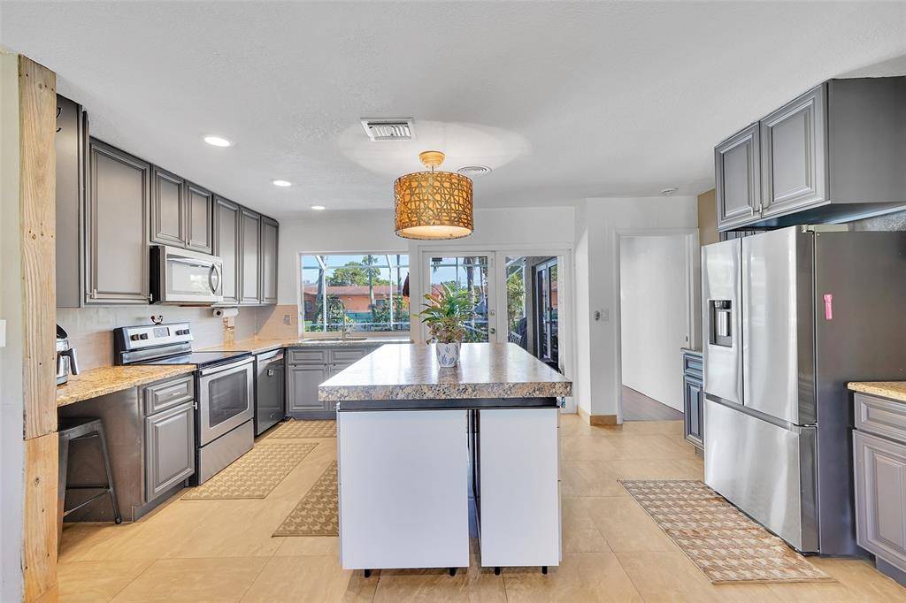 Oakland Park, FL 33309,1736 NW 38th St