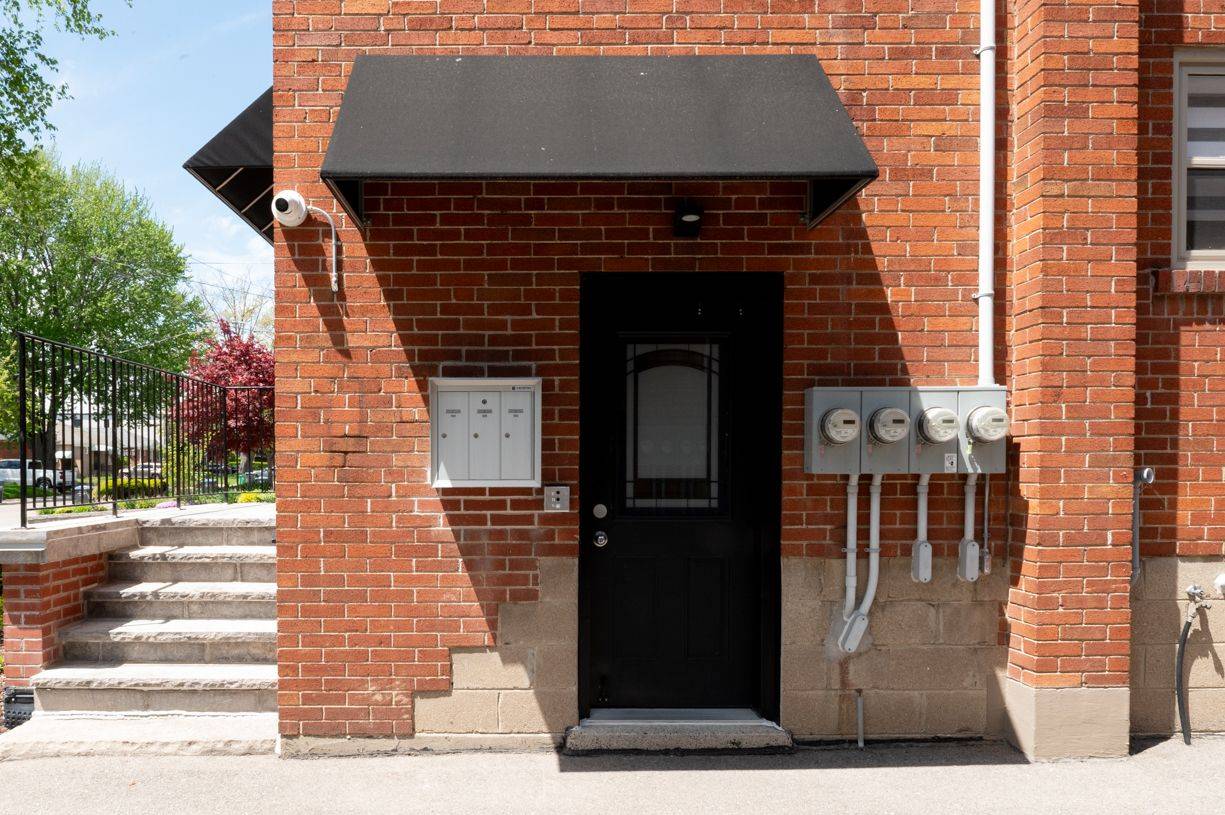 Mississauga, ON L5H 2S8,29 Broadview AVE #2