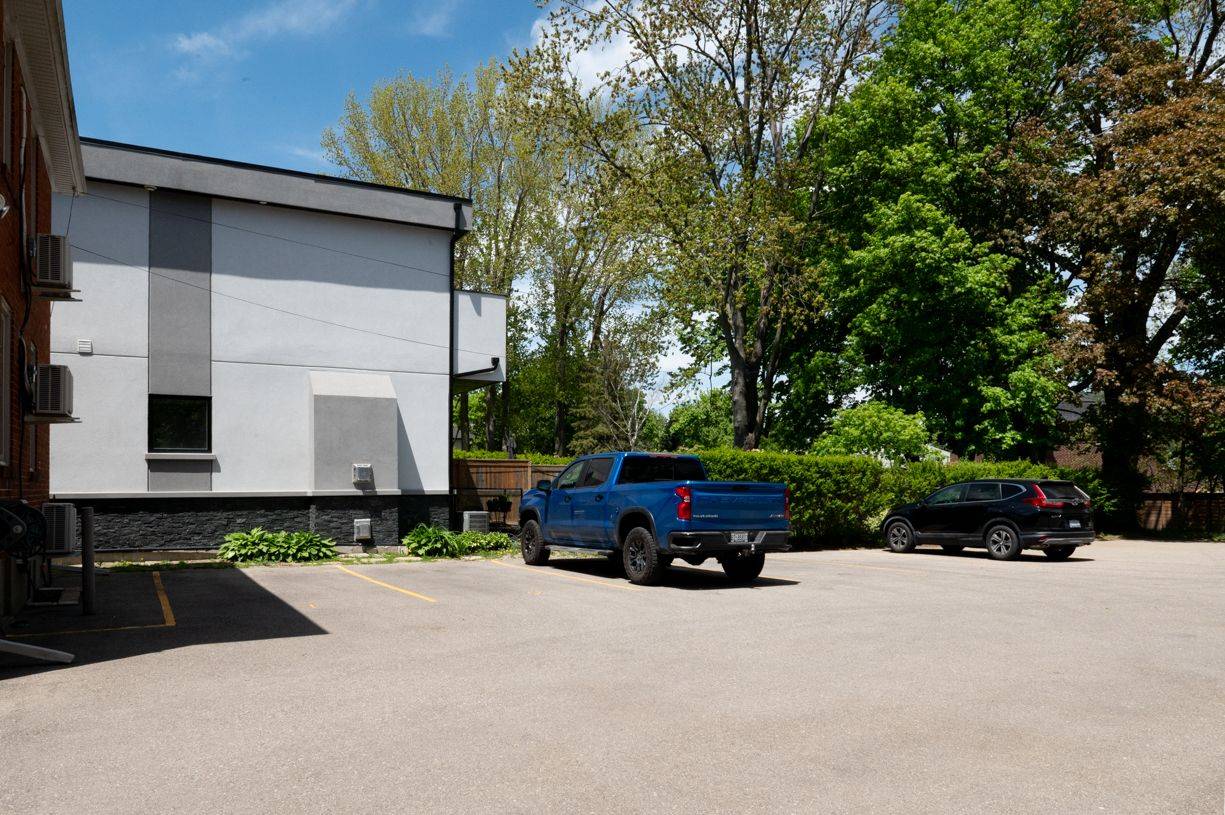 Mississauga, ON L5H 2S8,29 Broadview AVE #2