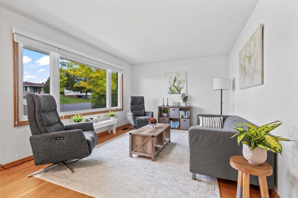 Hanover, ON N4N 2E4,158 6th AVE