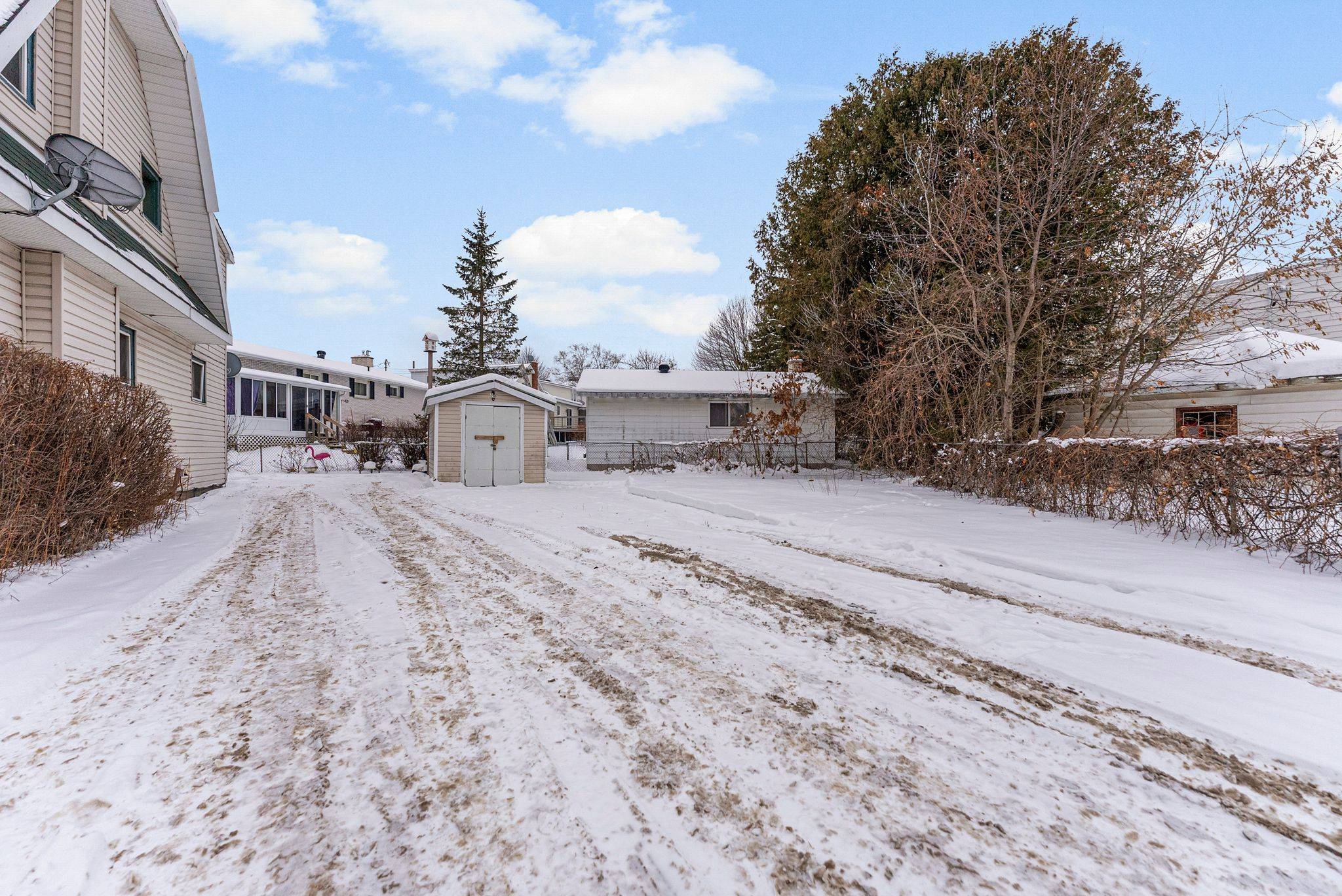 Pembroke, ON K8A 6J5,702 FRONT ST