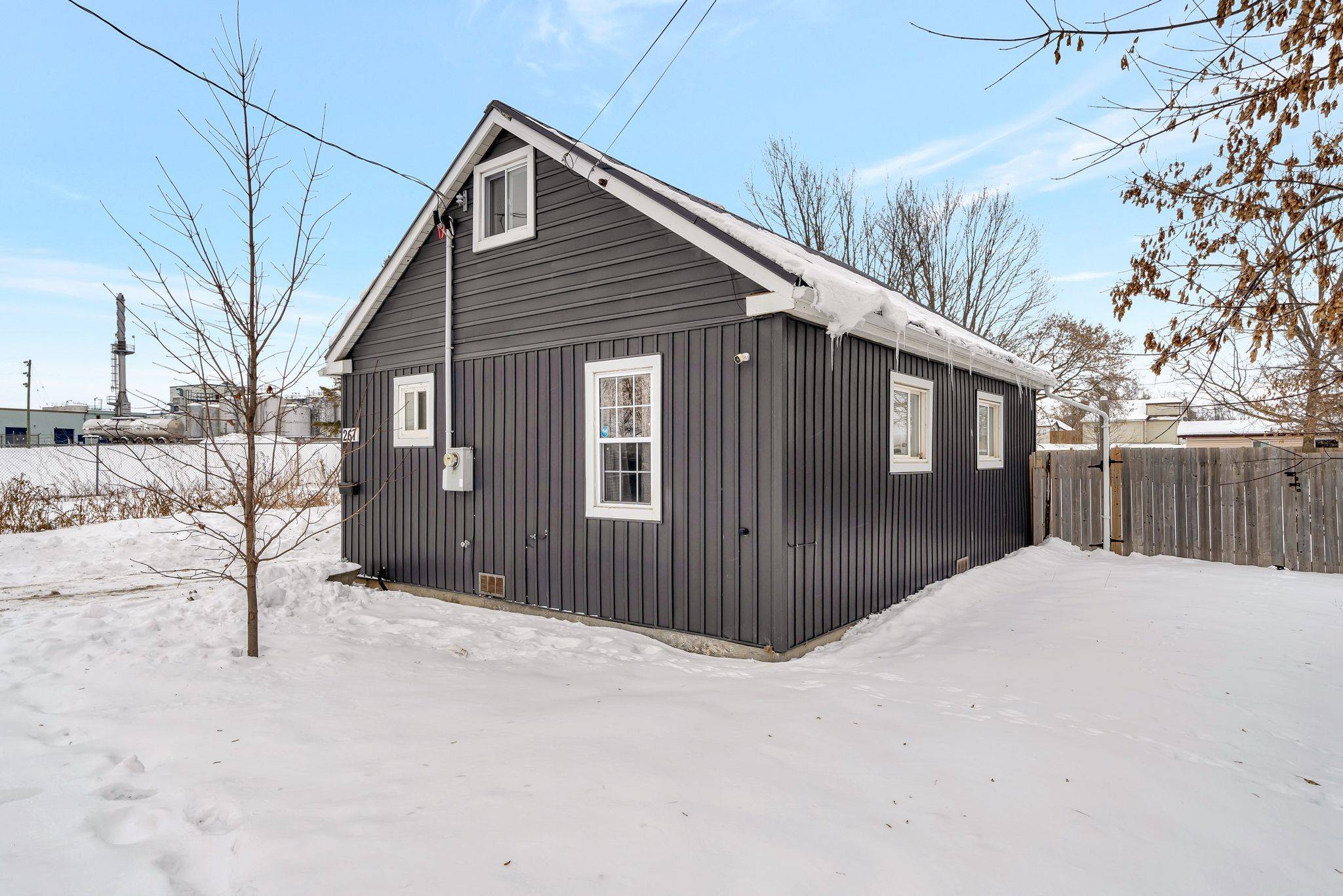 Belleville, ON K8N 2T9,267 STATION ST