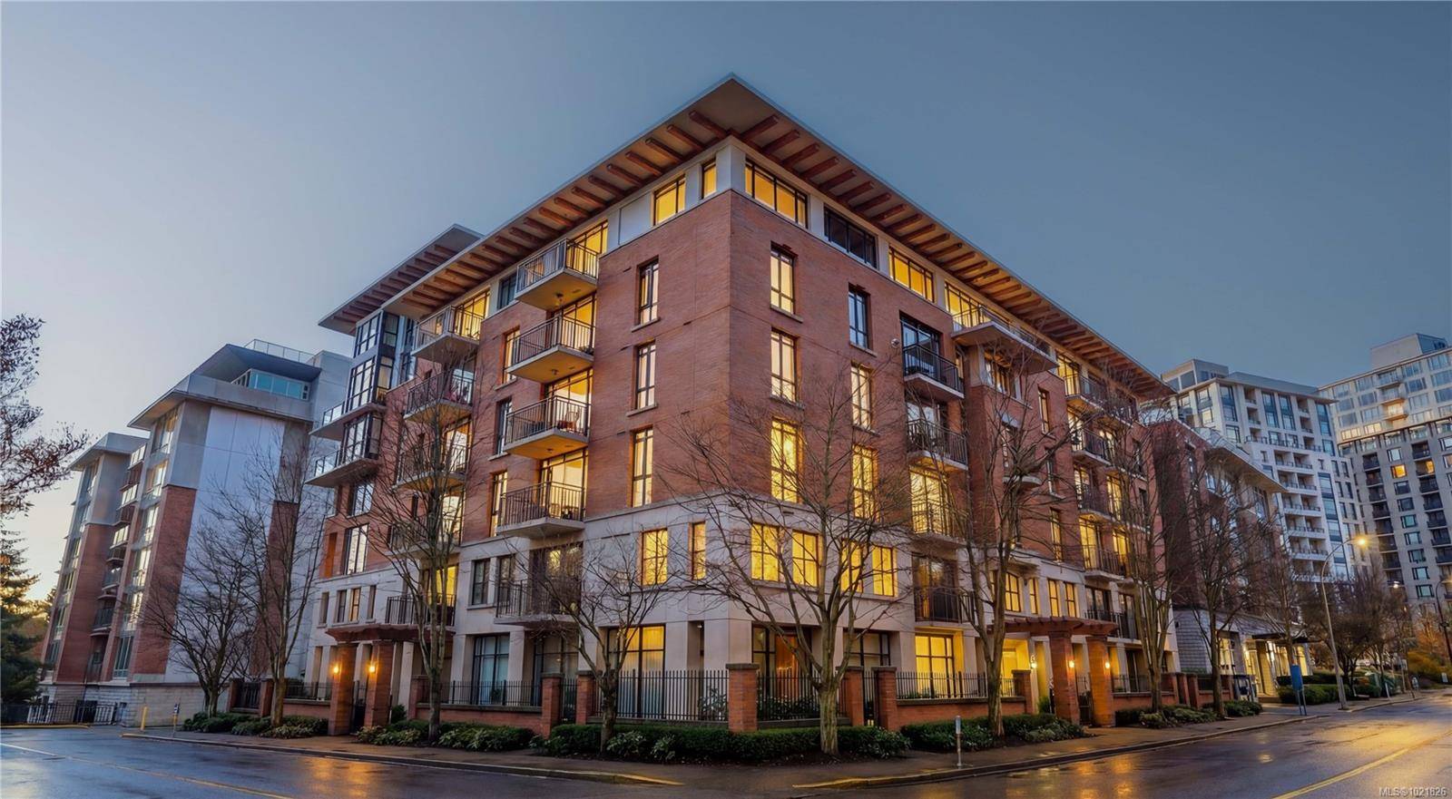 Victoria, BC V8V 5B2,827 Fairfield Rd #409