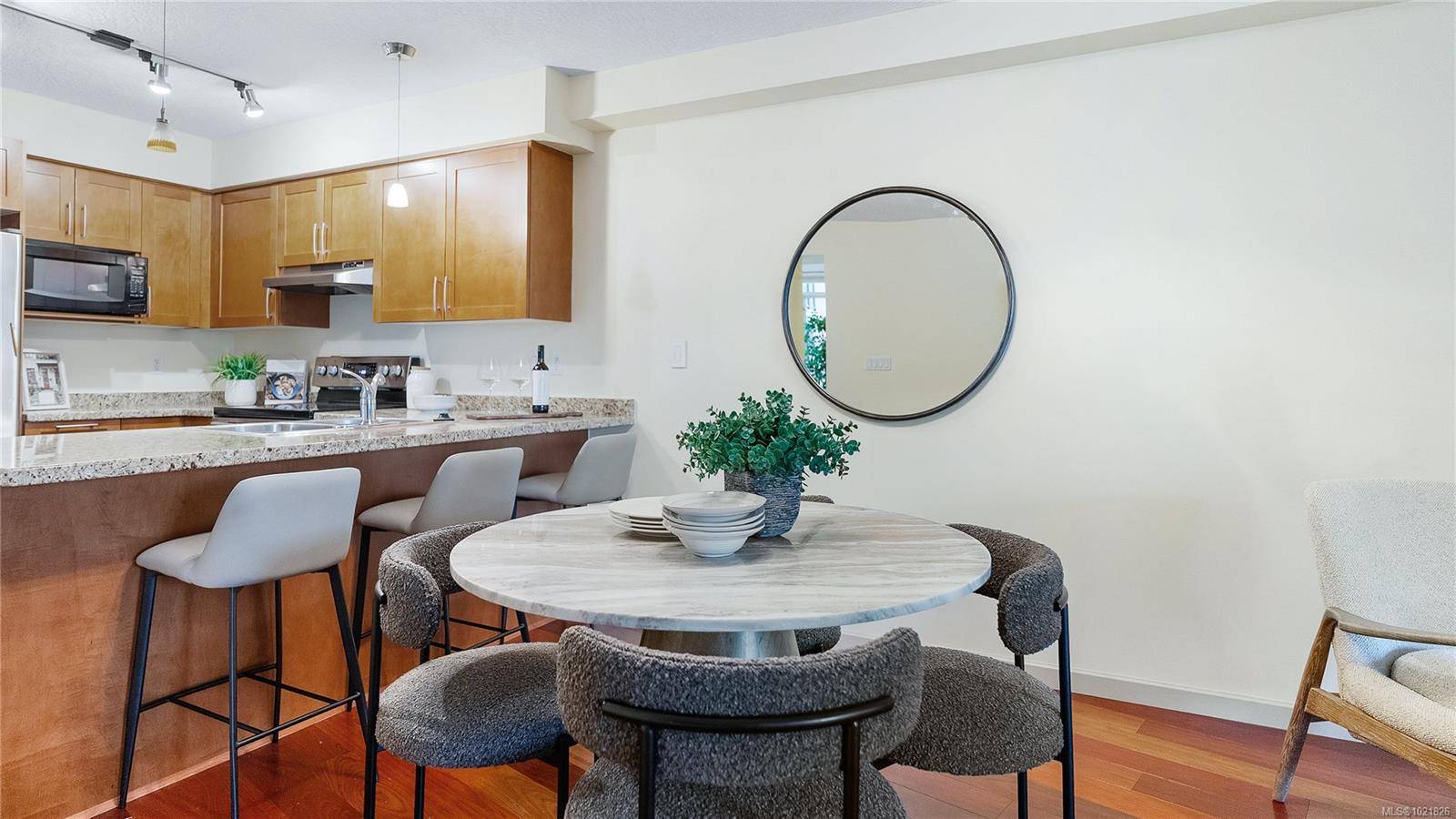 Victoria, BC V8V 5B2,827 Fairfield Rd #409