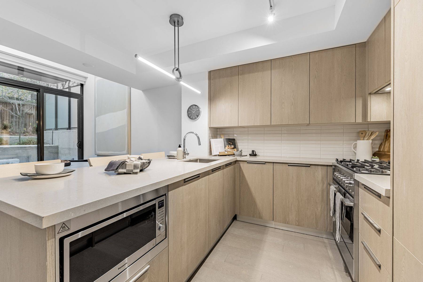 Toronto W08, ON M8X 2S4,160 Kingsway CRES #101