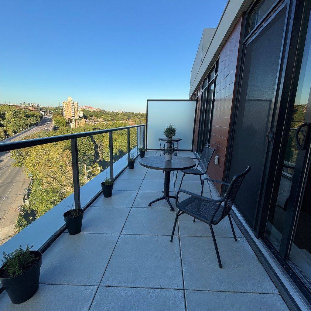 Toronto W08, ON M8X 2S4,160 Kingsway CRES #608