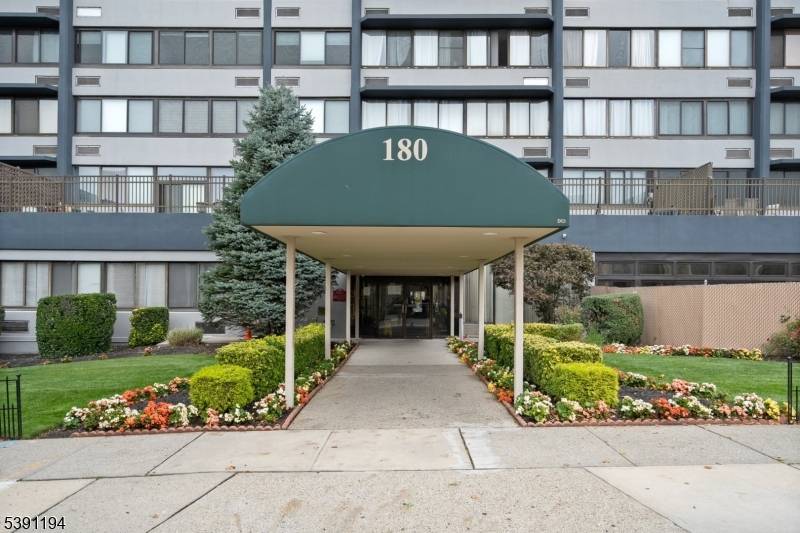 Passaic City, NJ 07055,170-202 Lafayette Ave #8A