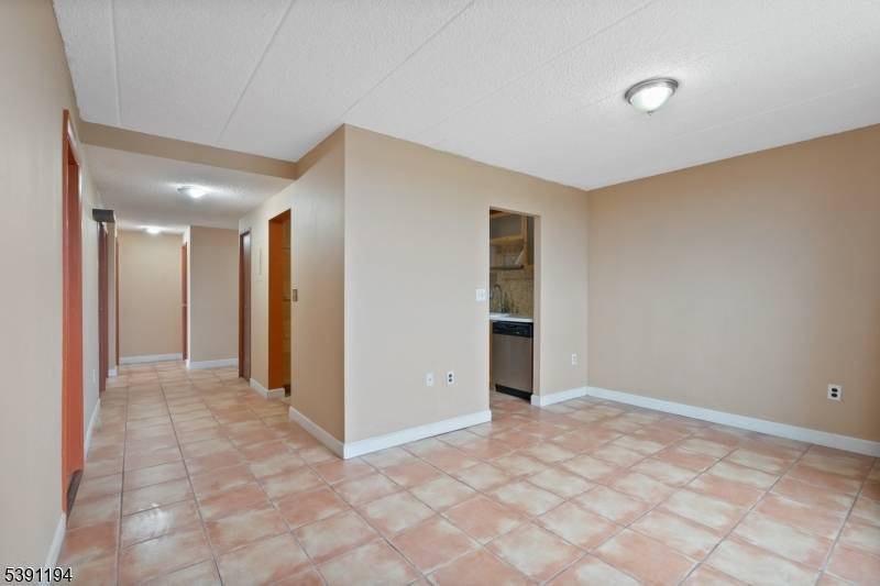 Passaic City, NJ 07055,170-202 Lafayette Ave #8A