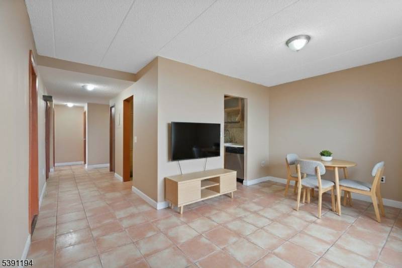 Passaic City, NJ 07055,170-202 Lafayette Ave #8A