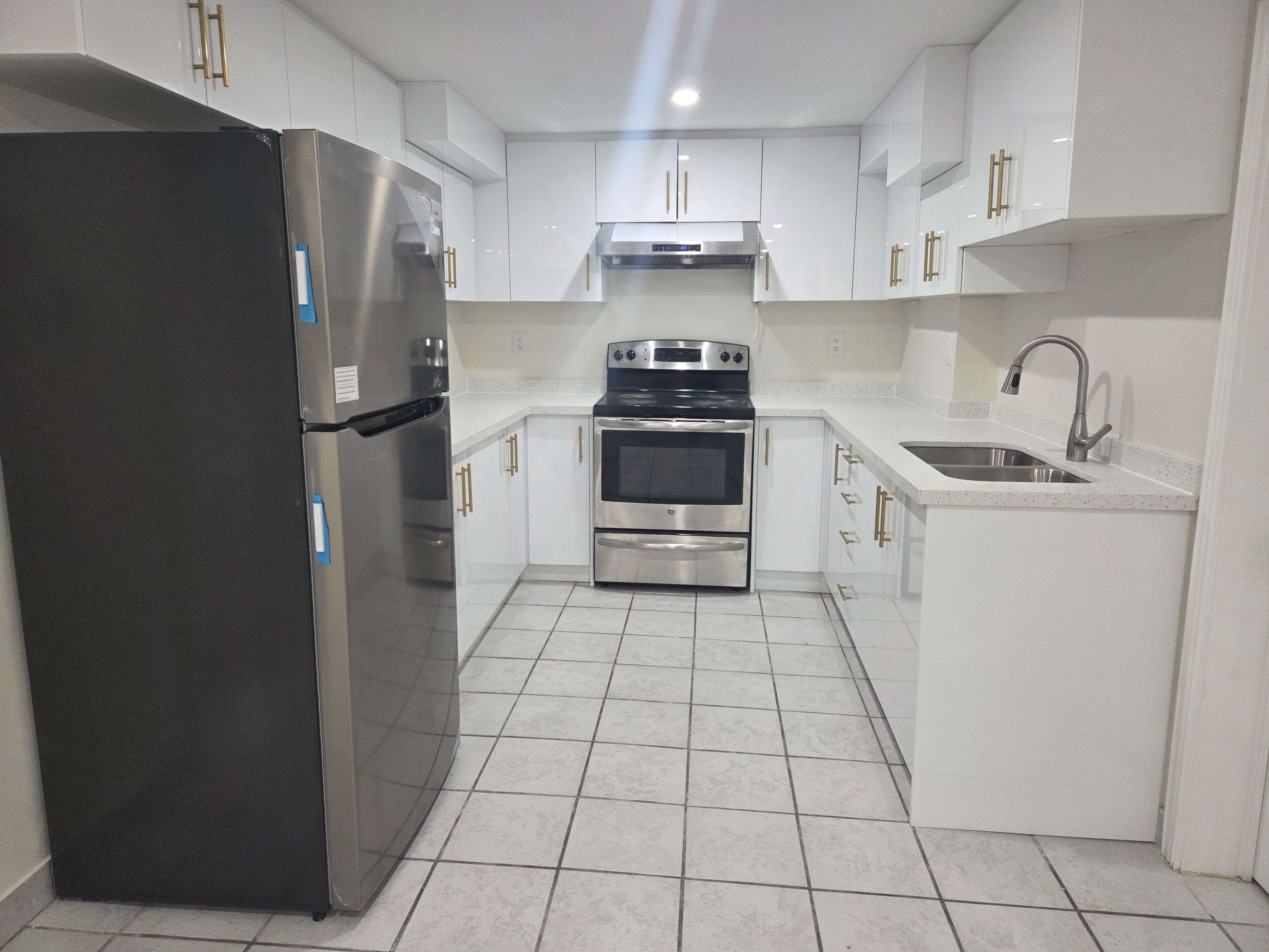 Mississauga, ON L5N 5N5,3158 Avalon DR S #Lower