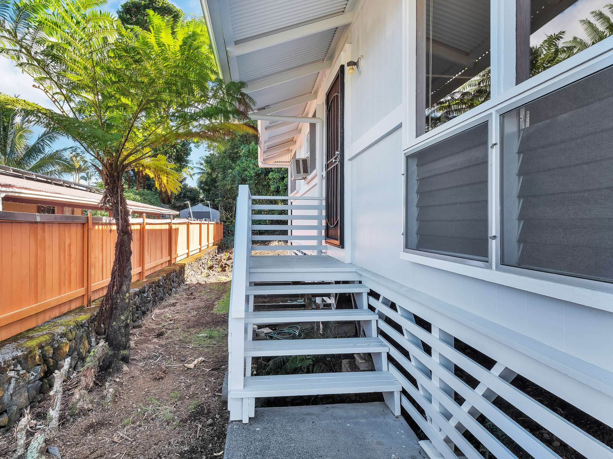 Hilo, HI 96720,27 ULUWAI ST