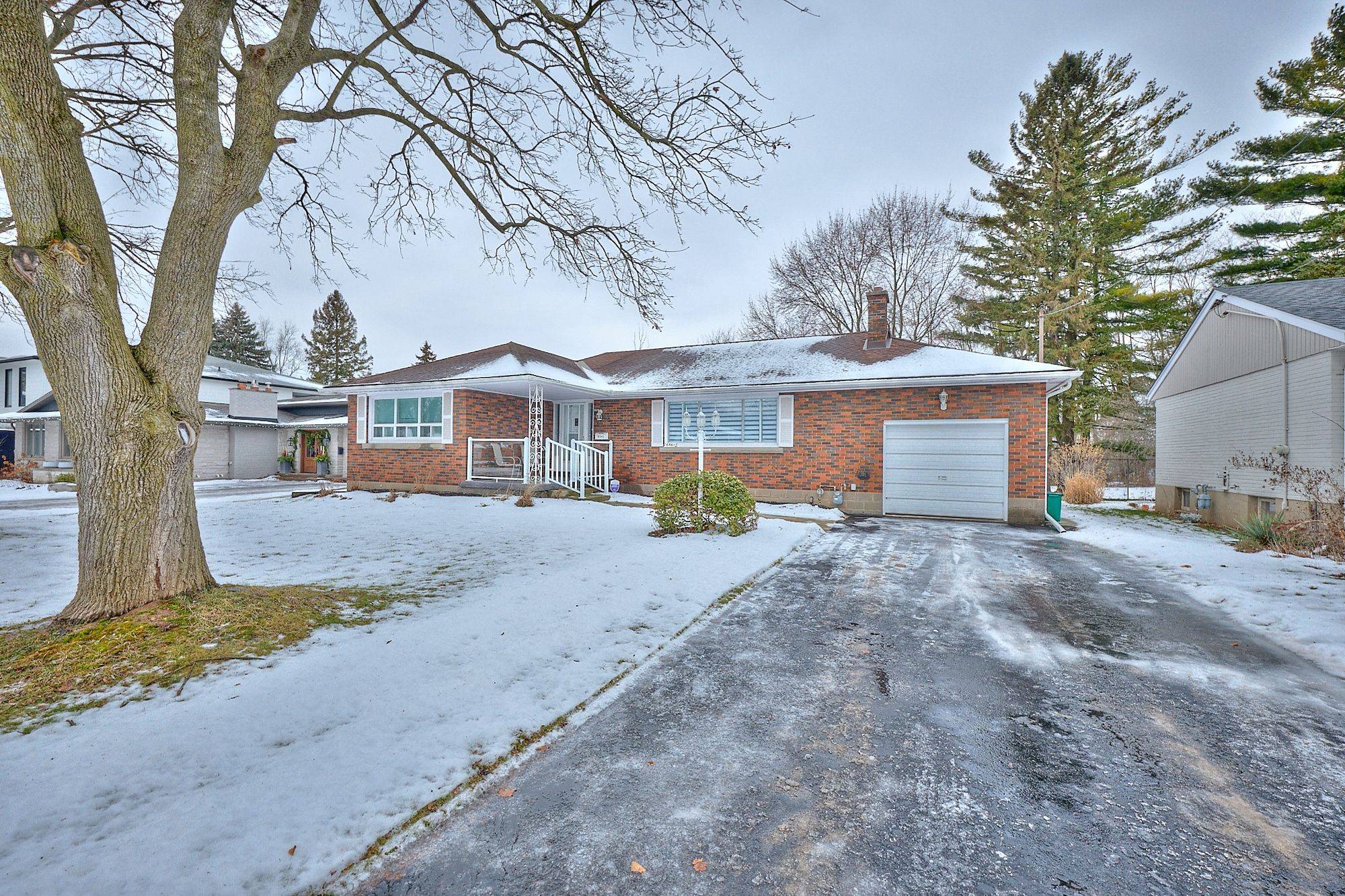 Niagara Falls, ON L2G 2C9,6361 Clare CRES