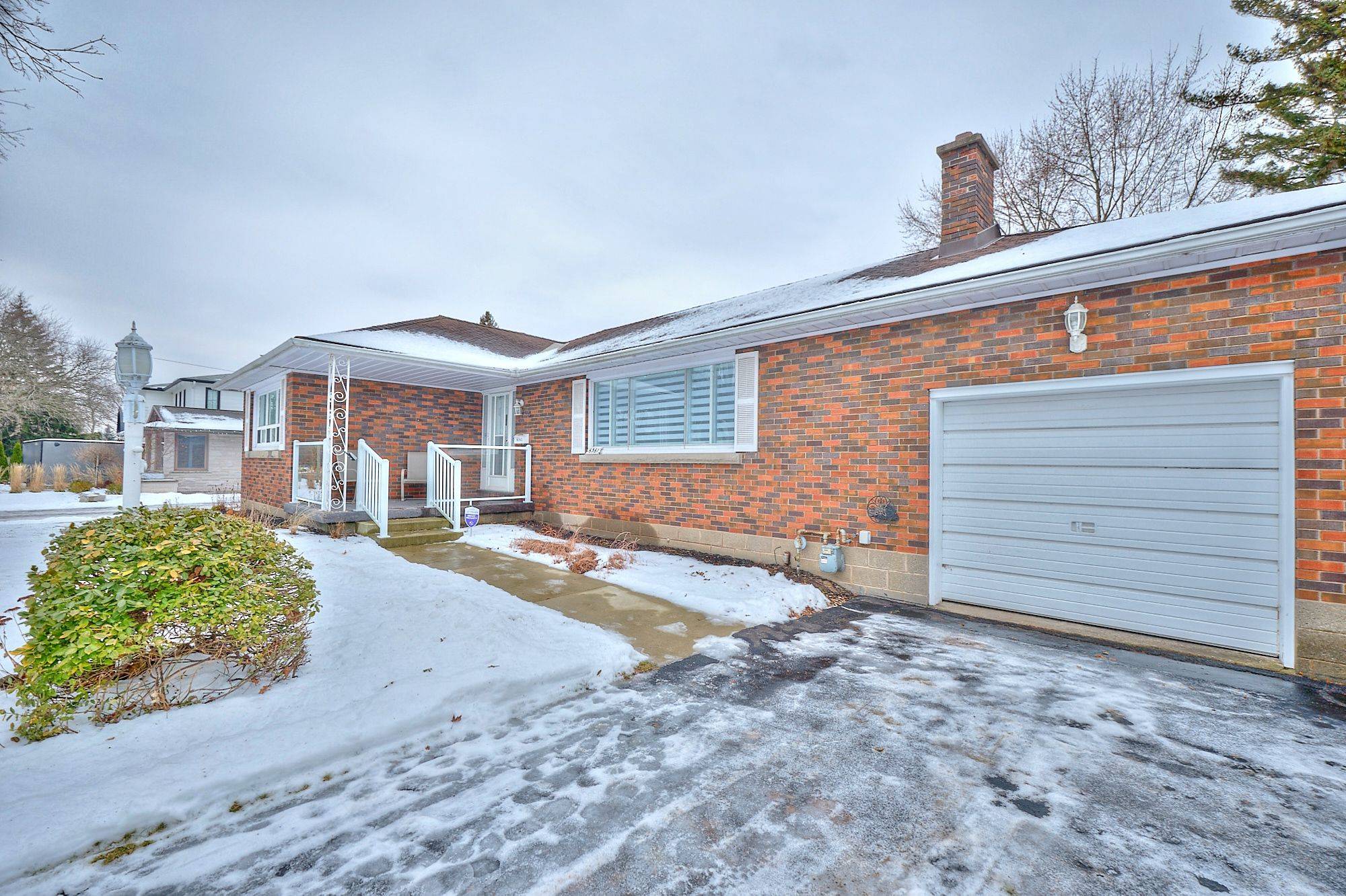 Niagara Falls, ON L2G 2C9,6361 Clare CRES