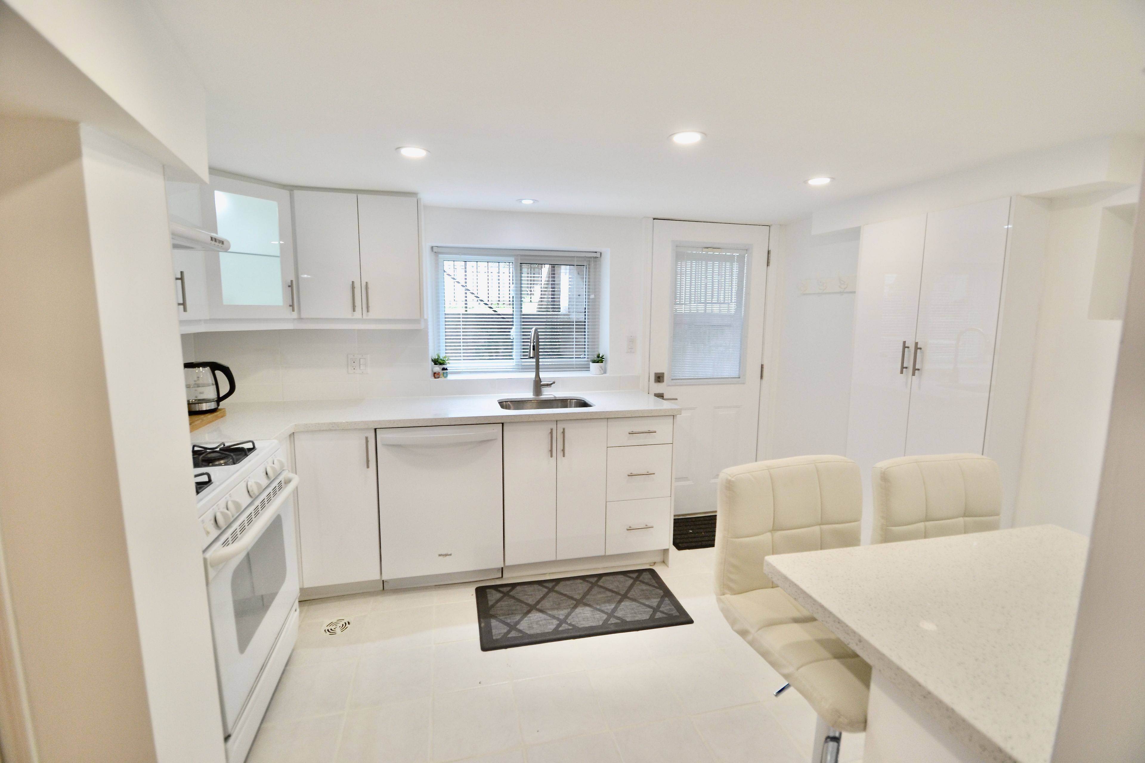 Toronto C02, ON M5R 2S5,180 Madison AVE #Lower