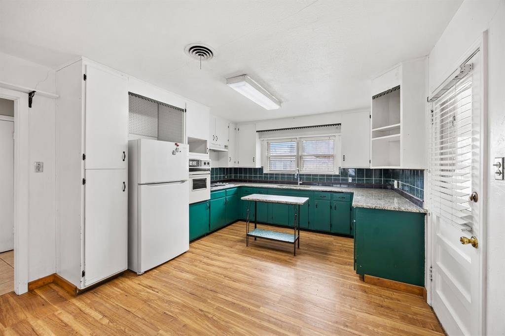 San Saba, TX 76877,1002 W Woodlawn Street