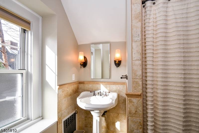 Summit City, NJ 07901,15 Euclid Ave #3