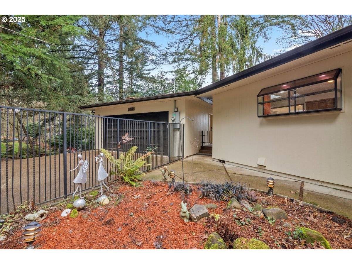 Salem, OR 97304,2369 EMERALD DR