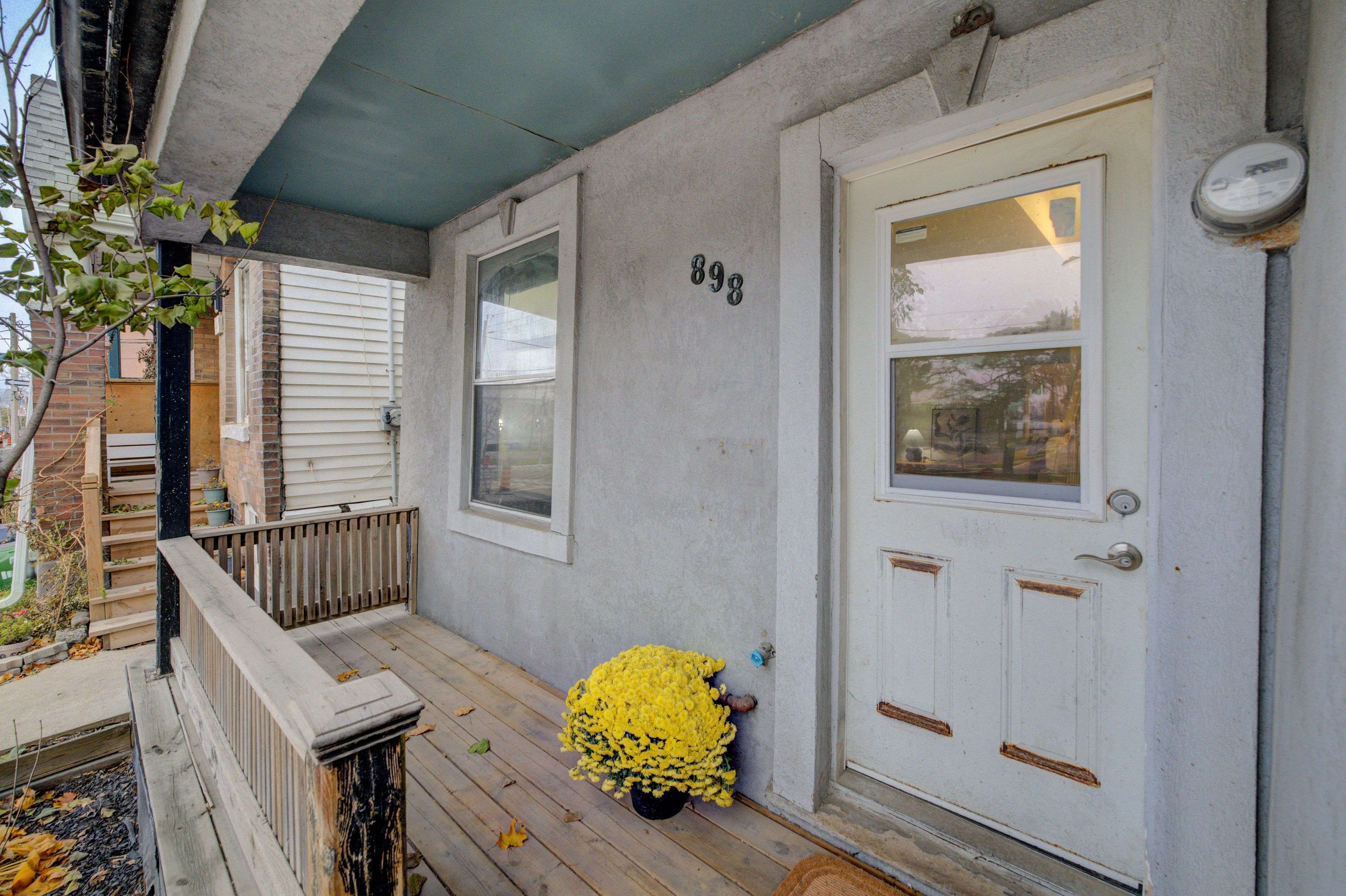 Toronto E01, ON M4L 1A4,898 Eastern AVE