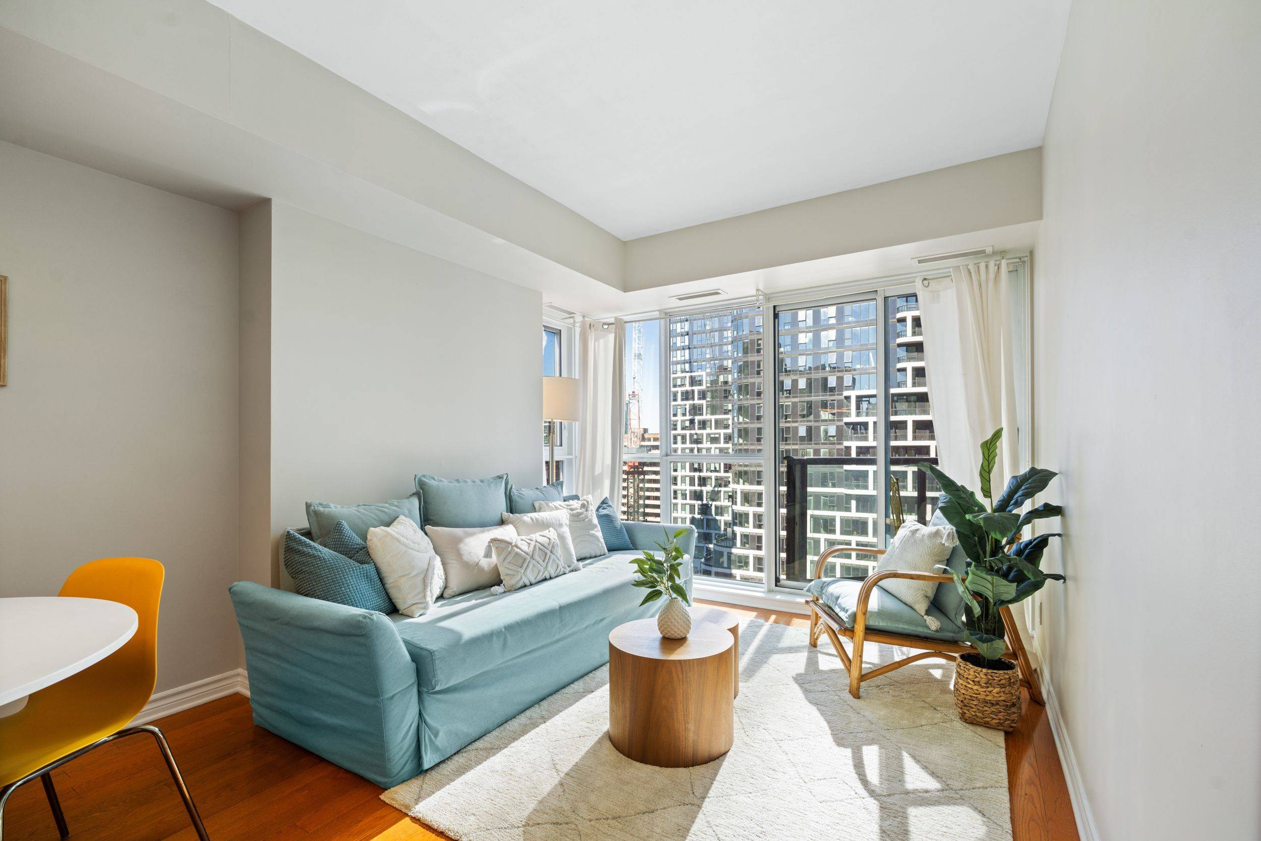 Ottawa Centre, ON K1N 6R4,445 Laurier AVE W #1403