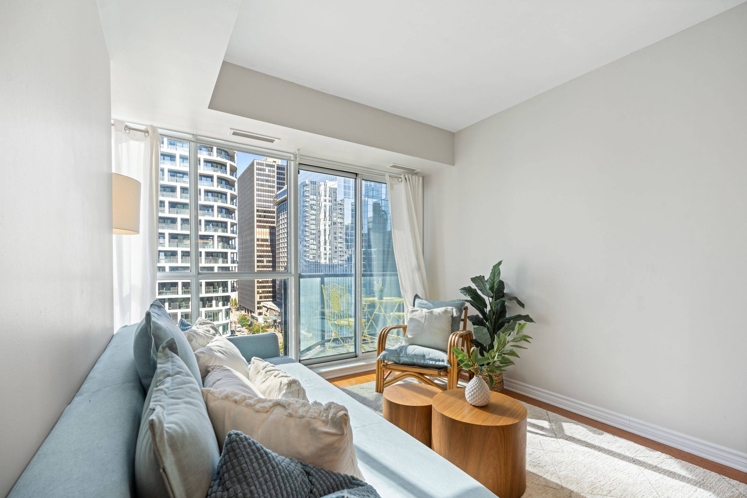 Ottawa Centre, ON K1N 6R4,445 Laurier AVE W #1403