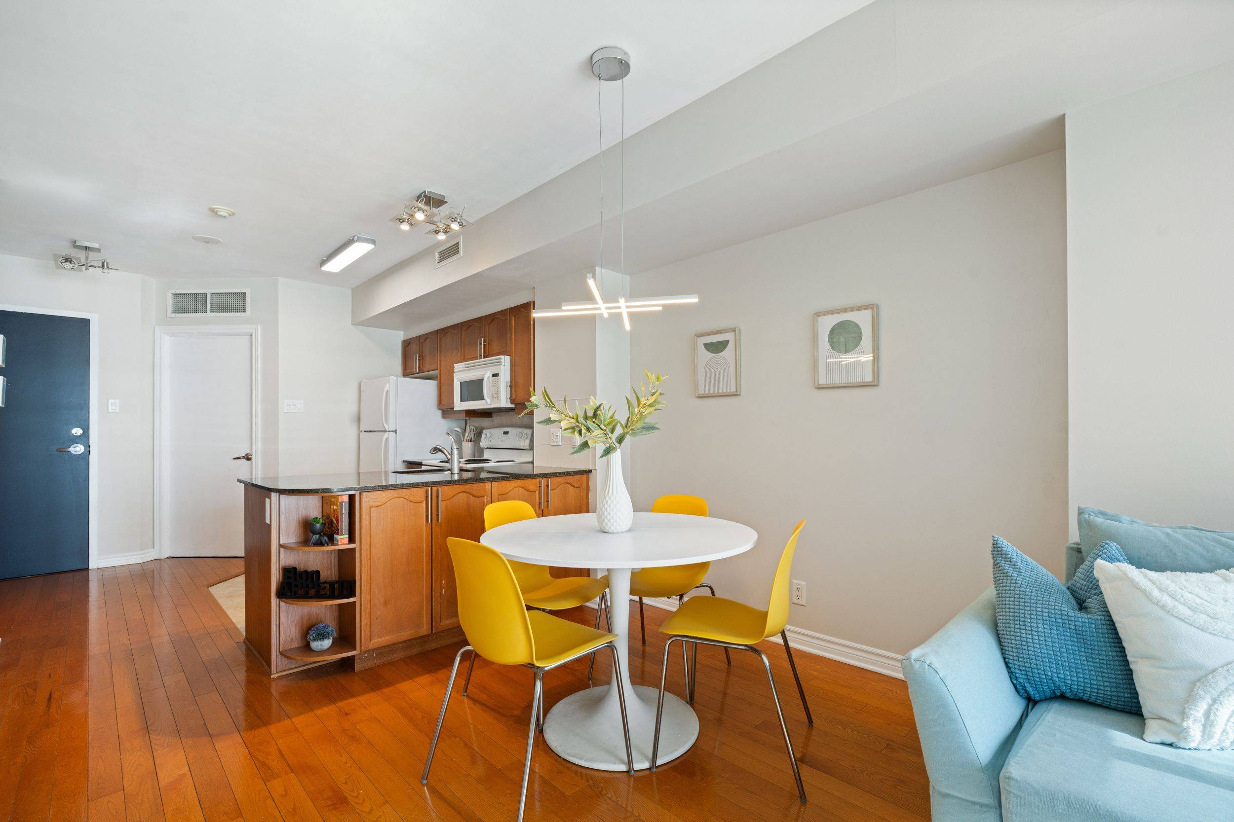 Ottawa Centre, ON K1N 6R4,445 Laurier AVE W #1403