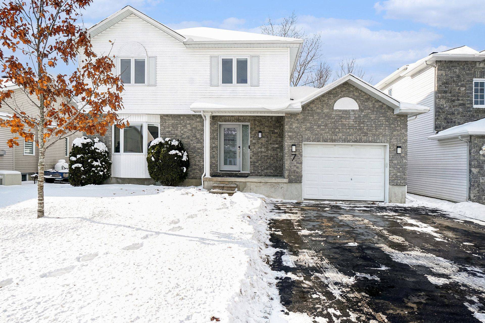 Russell, ON K0A 1W0,7 Merlin ST