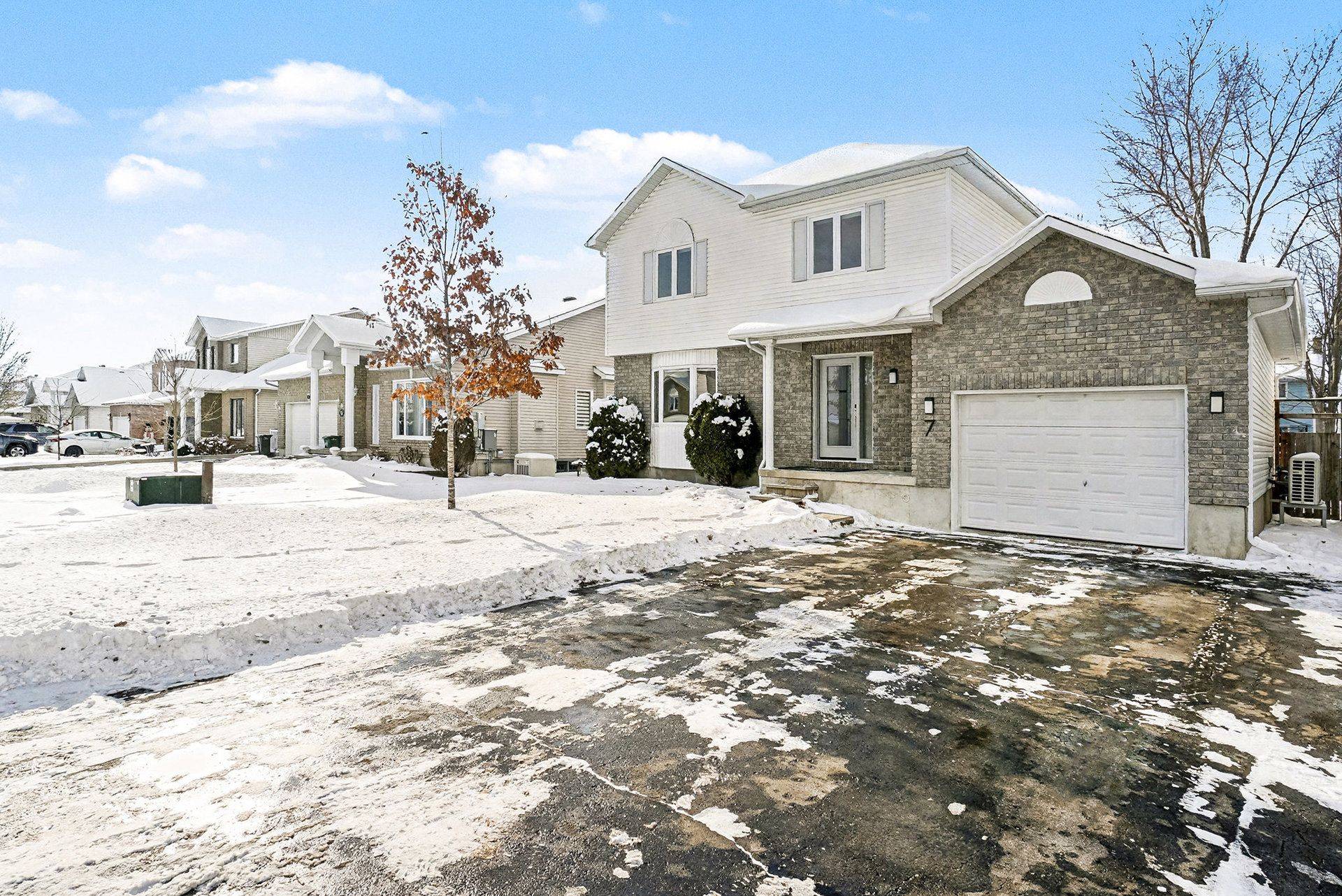 Russell, ON K0A 1W0,7 Merlin ST