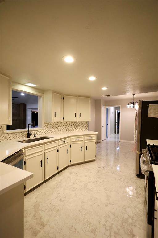 Desoto, TX 75115,905 Pine Tree