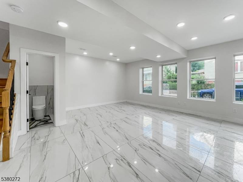 Jersey City, NJ 07305,285 Lembeck Ave #R